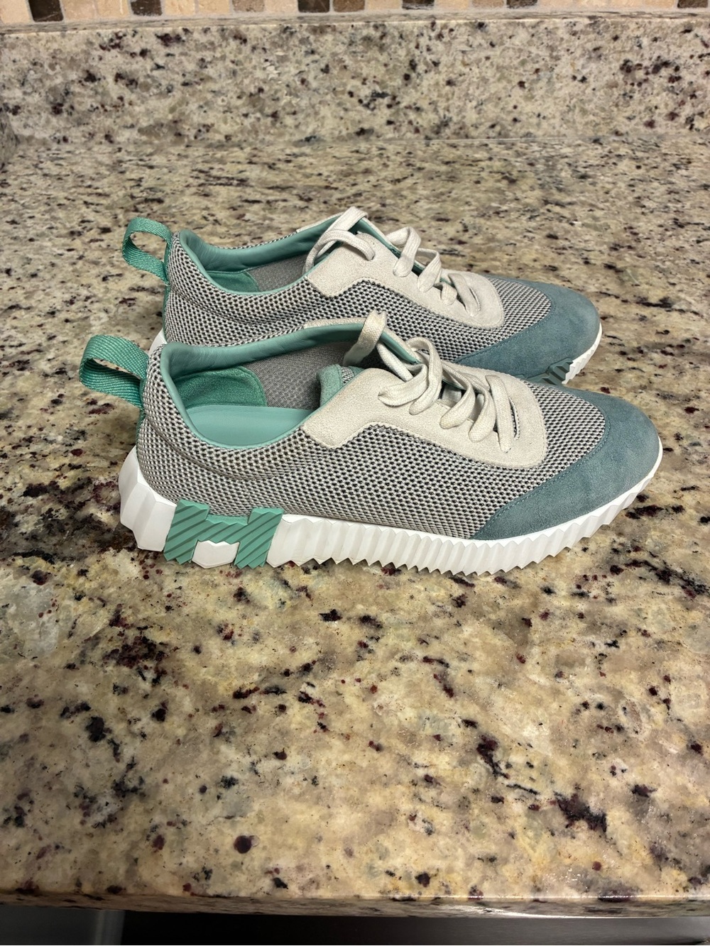 Hermès Women’s Bouncing Sneakers in a green and white Canvas and Suede - Picture 4 of 15